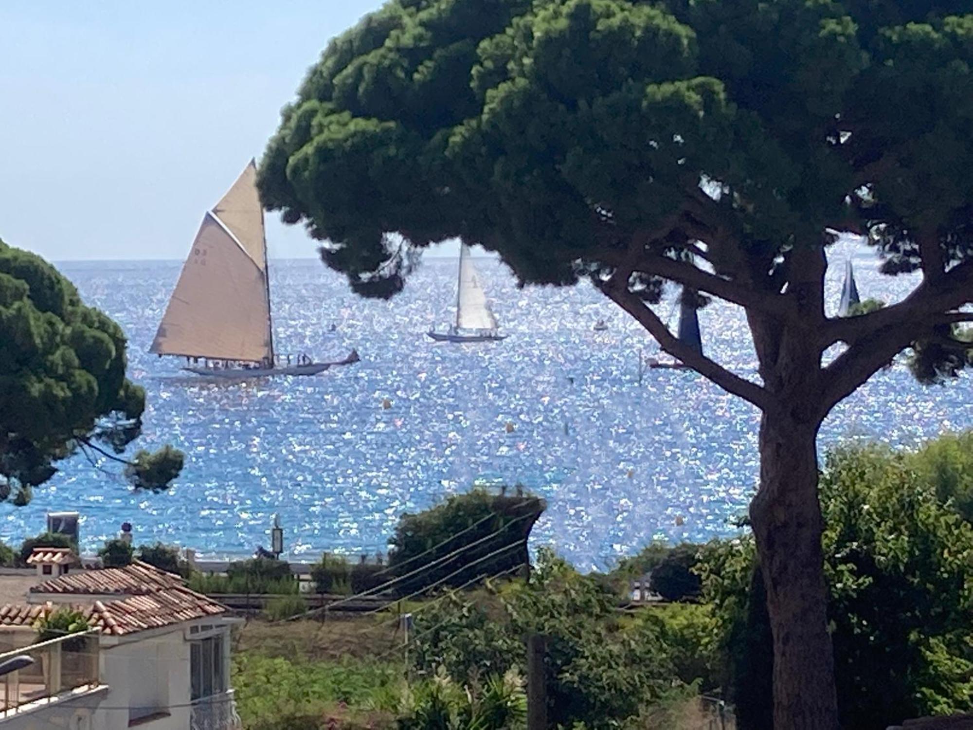 Parentale , Salle De Bain Privee, Acces Plages & Vue Du Salon Dans Partage ,, Master Bedroom, Private Bathroom, Access & Sea View Privatunterkunft Cannes