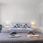 Cannes Beach Access, Private Room In Shared 3-Bedroom Apartment, Private Bathroom, Living Room With Sea View Suite Parentale Salle De Bain Privee Acces Plages & Vue Mer Du Salon Dans Appartement Partage Chez L\'Habitant