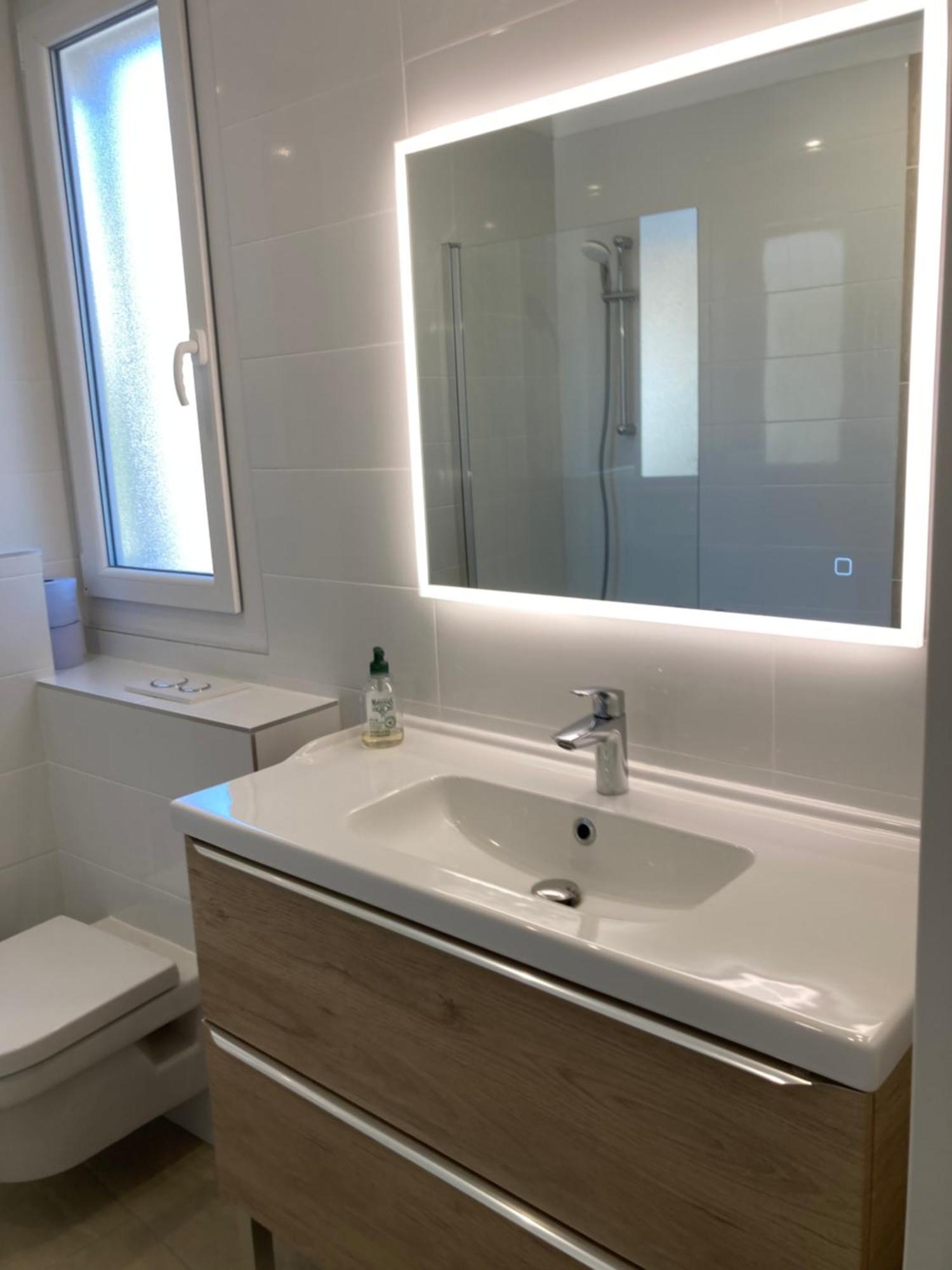 Access, Private In Shared 3-bedroom Apartment, Private Bathroom, Living With Sea View Parentale Salle De Bain Privee Acces Plages & Vue Du Salon Dans Partage *