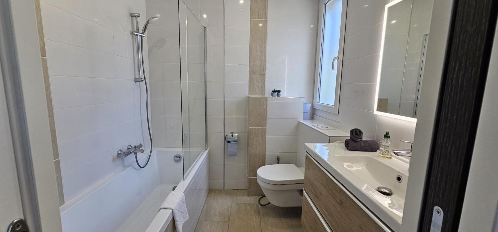 Séjour chez l'habitant Access, Private In Shared 3-bedroom Apartment, Private Bathroom, Living With Sea View Parentale Salle De Bain Privee Acces Plages & Vue Du Salon Dans Partage