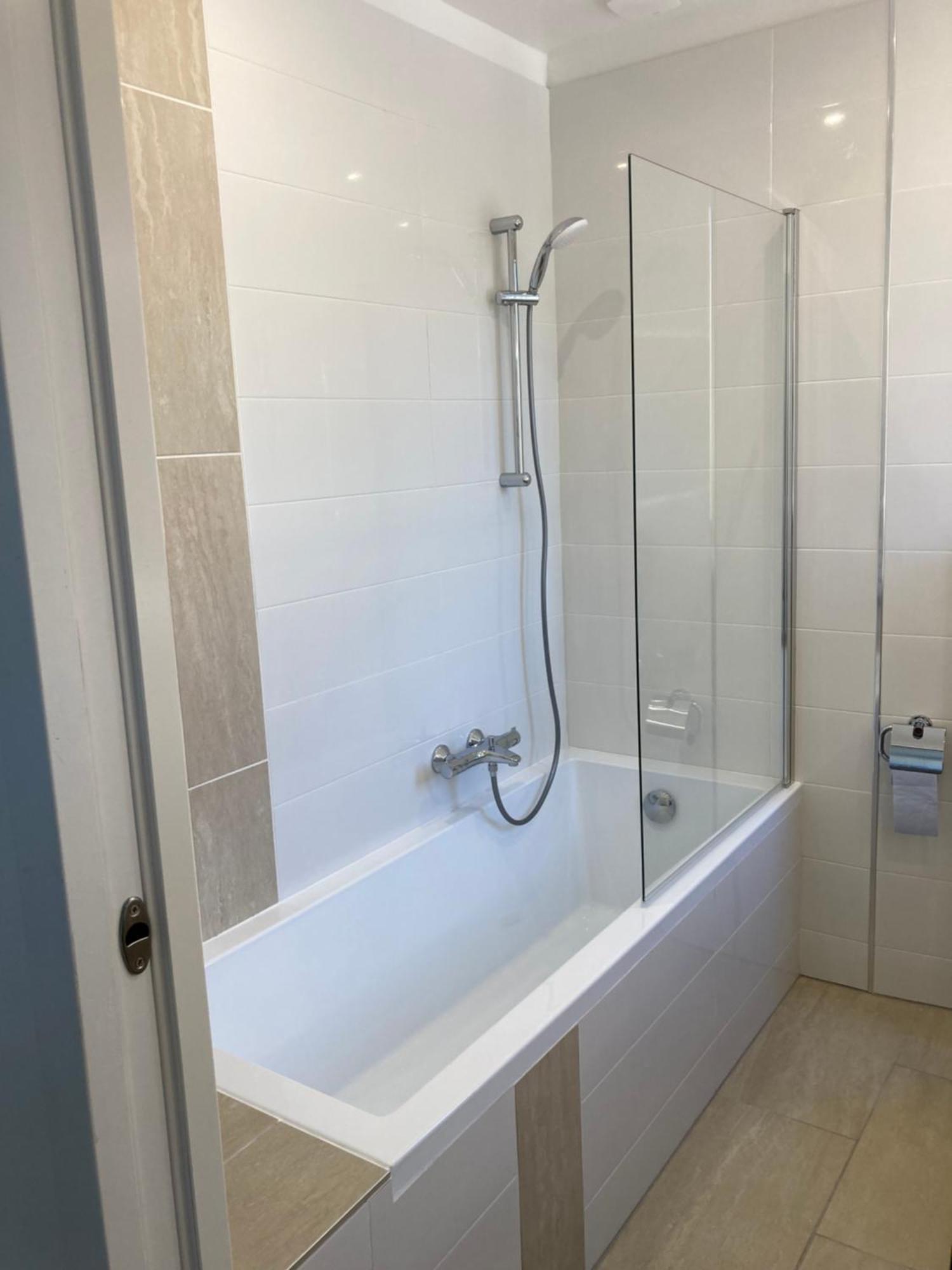 Séjour chez l'habitant Access, Private In Shared 3-bedroom Apartment, Private Bathroom, Living With Sea View Parentale Salle De Bain Privee Acces Plages & Vue Du Salon Dans Partage Cannes