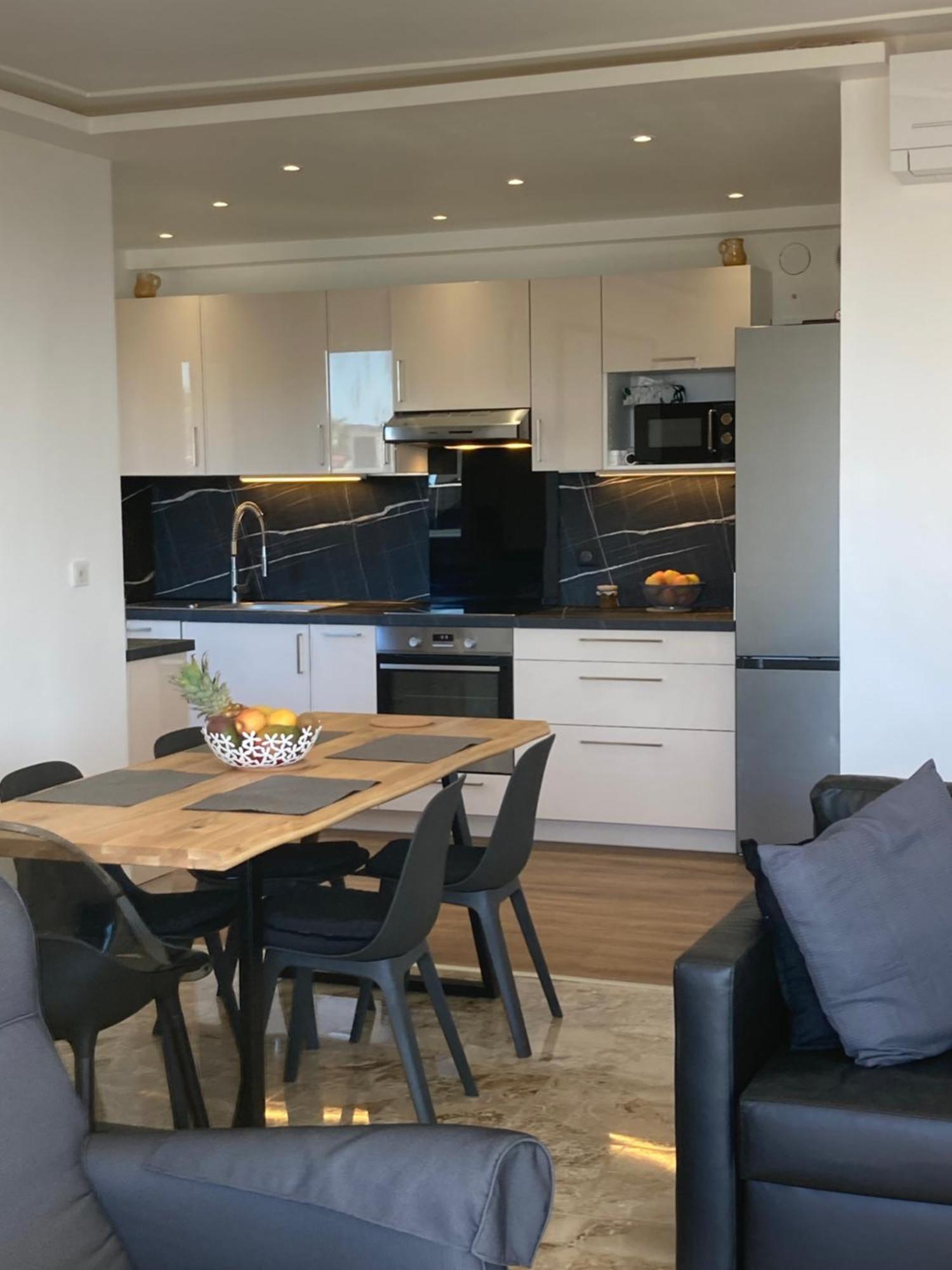 Access, Private In Shared 3-bedroom Apartment, Private Bathroom, Living With Sea View Parentale Salle De Bain Privee Acces Plages & Vue Du Salon Dans Partage Cannes
