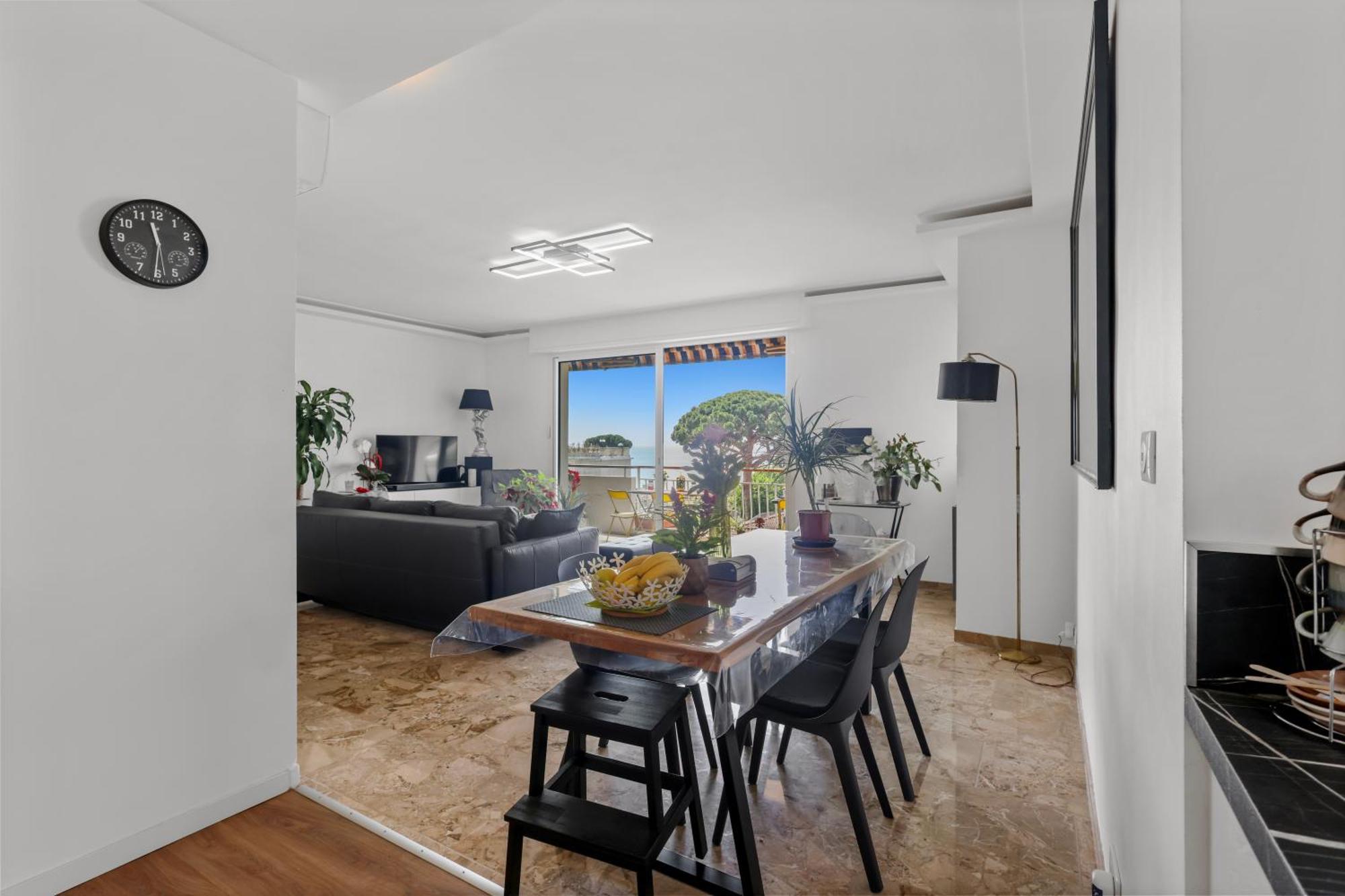 Séjour chez l'habitant Access, Private In Shared 3-bedroom Apartment, Private Bathroom, Living With Sea View Parentale Salle De Bain Privee Acces Plages & Vue Du Salon Dans Partage *